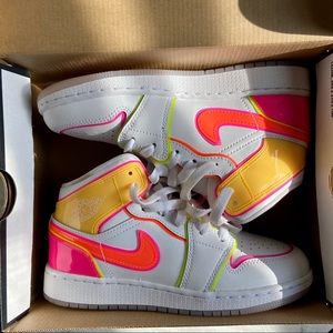 Air Jordan 1 mid edge glow gs